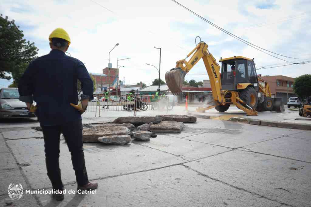 Catriel: Se repara pavimento en San Martín y Formosa