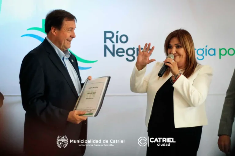 Alberto-Weretilneck-en-Catriel-entrega-de-escrituras